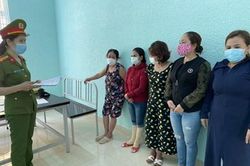 14 quý bà tụ tập sát phạt nhau trên chiếu bạc