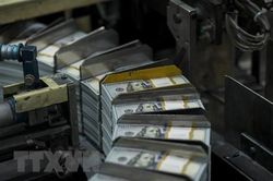 Bảng cân đối kế toán của Fed lần đầu tiên cán mốc 8.000 tỷ USD