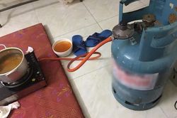 Cô gái rủ bạn bè qua nhà ăn lẩu nhưng ai cũng muốn 'ngất xỉu' khi thấy bàn tiệc