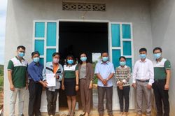 Trao nhà đại đoàn kết cho hộ nghèo vùng sâu