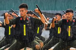 Tân binh cảnh sát cơ động diễn tập trấn áp bạo loạn