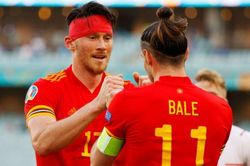 Tiền đạo cao gần 2 m giải cứu tuyển xứ Wales