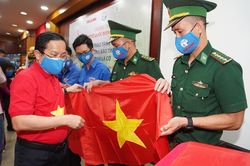 Tặng 10.000 lá cờ Tổ quốc cùng nhu yếu phẩm trị giá 450 triệu đồng cho quân dân biên giới Tây Ninh