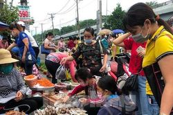 'Nghẹt thở' chen chân ở chợ công nhân như chưa từng có COVID-19