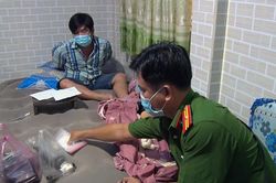 Bắt gã đàn ông ở miền Tây thủ súng và 40 viên đạn
