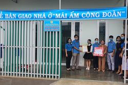Pleiku: Bàn giao nhà 'Mái ấm Công đoàn' cho đoàn viên khó khăn