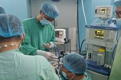 Phẫu thuật lấy dị vật ở phế quản bé trai 2 tuổi