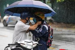 Phụ huynh dầm mưa cùng thí sinh ngày thi cuối vào lớp 10