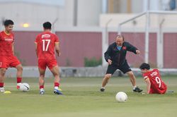 Thầy Park cười khoái chí khi 'đốn ngã' Văn Toàn