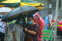 Chùm ảnh: Phụ huynh 'đội mưa' đưa thí sinh đến các điểm thi vào lớp 10