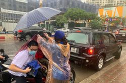 Tình nguyện viên tích cực giúp đỡ thí sinh trong mưa lớn