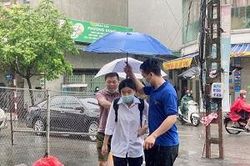 Sáng 13/6, hơn 93.000 thí sinh Hà Nội đội mưa bão đi thi