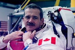 Cựu phi hành gia Canada từng nhìn thấy UFO