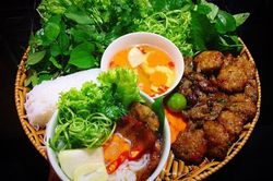 Bún chả xứng đáng được gọi là nghệ thuật và người làm ra món ăn này là 1 nghệ sĩ
