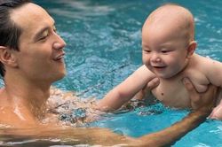 Leon hớn hở bơi cùng ba Kim Lý