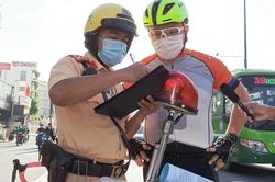 Chạy xe vào đường cấm, nhiều người bị CSGT xử phạt ở TP.HCM