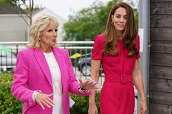 Đằng sau trang phục màu hồng của công nương Anh và bà Jill Biden
