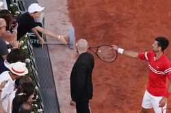 Roland Garros 2021: Djokovic vô địch và tặng vợt cho fan nhí