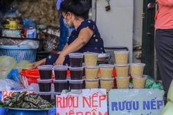 Người Hà Nội tất bật mua sắm đón Tết Đoan Ngọ từ sáng sớm