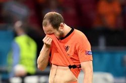 Ám ảnh vụ Eriksen, ngôi sao Hà Lan gắn máy khử rung tim bật khóc nức nở khi rời sân