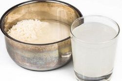Bật mí cho nàng cách làm trắng răng hết hôi miệng bằng công thức từ nước vo gạo