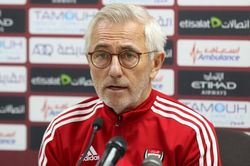 HLV Bert van Marwijk cảnh báo cầu thủ UAE