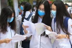 Sáng nay 14/6, gần 10.000 học sinh Hà Nội tranh xuất vào lớp 10 THPT chuyên