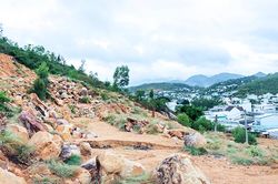 Khắc phục sạt lở đất tại thôn Hòn Nghê 2