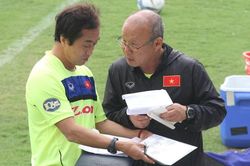 Bàn giao trận gặp UAE cho trợ lý Lee xong, ông Park nói gì khi họp báo?