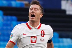 Lewandowski tịt ngòi trong trận thua của Ba Lan
