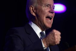 Thách thức chồng chất trong tuần bước ngoặt của ông Biden