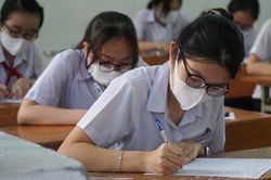 Học sinh Đà Nẵng đeo khẩu trang thi vào lớp 10