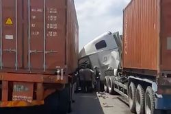 Cầu Phú Mỹ ùn tắc nghiêm trọng sau tai nạn liên hoàn