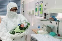 Sản phụ mắc Covid-19 khỏi bệnh, cùng con gái xuất viện
