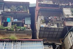 Hà Nội: Bảo đảm an toàn cho người dân tại nhà chung cư cũ nguy hiểm trong mùa mưa bão