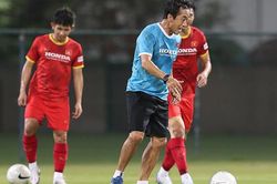 Trợ lý Lee Young Jin được HLV Park Hang Seo cực tin tưởng
