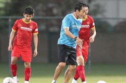 Việt Nam vs UAE: Trợ lý Lee Young Jin bước ra ánh sáng