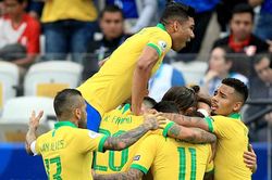 Copa America 2021: Làm ơn, mang Copa đi và đưa vaccine về!