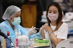Thủ tướng Thái Lan xin lỗi do chậm trễ trong tiêm chủng vaccine Covid-19