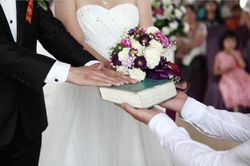 Nhận nhẫn đính hôn, tôi 'hóa đá' khi nhìn vật quen trong túi chồng