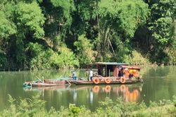 Thanh Hóa: Tịch thu nhiều tàu khai thác cát trái phép trên sông Mã