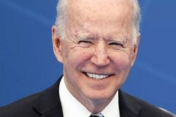Ông Biden bất ngờ gọi ông Putin là 'đối thủ xứng tầm'