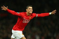 MU đề nghị Ronaldo hợp đồng 2 năm, lương 20 triệu euro/mùa