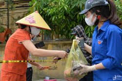 Đội 'shipper áo xanh tình nguyện' tiếp viện chống dịch vùng phong tỏa ở TP Vinh