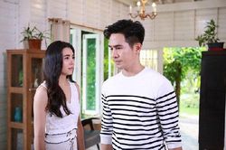 Chồng bỗng đi học lái ô tô cả khoe xe mới với mọi người, đến khi tôi kiểm tra ghế sau thì sốc với vật lạ