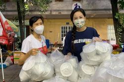 Dậy từ 4 rưỡi sáng, Mai Phương Thúy chuẩn bị các phần ăn cho y bác sĩ tuyến đồng chống dịch