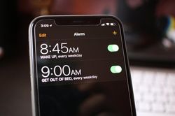 Vì sao iPhone chỉ cho bạn 'ngủ nướng' thêm đúng 9 phút mỗi sáng?