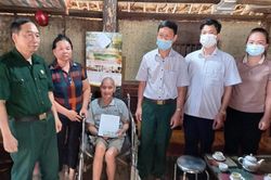 Xóa nhà tạm dột nát cho hội viên CCB nghèo