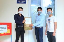 Ông bố người Mông lái xe máy hàng trăm cây số đưa con đi thi