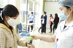 Gắn vòng đeo tay không tháo rời với người nhà vào bệnh viện chăm sóc bệnh nhân